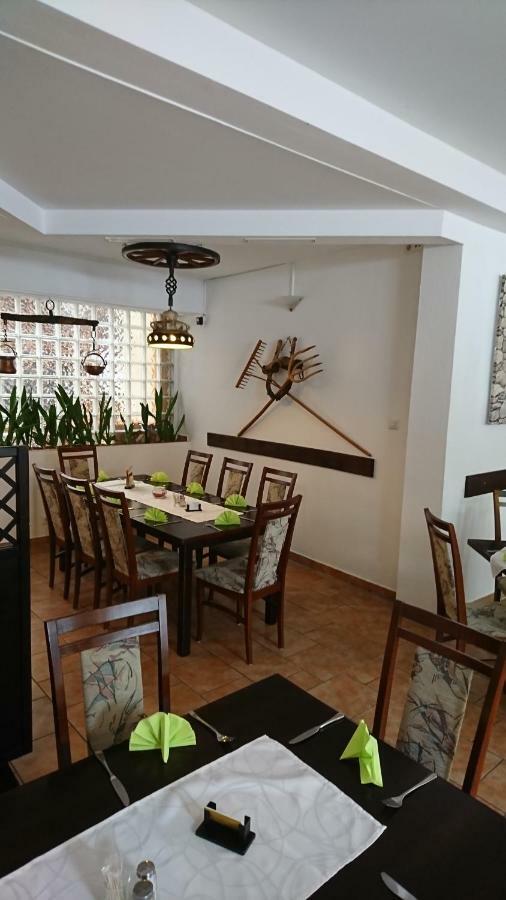 נוירופין Restaurant Rosengarten מראה חיצוני תמונה
